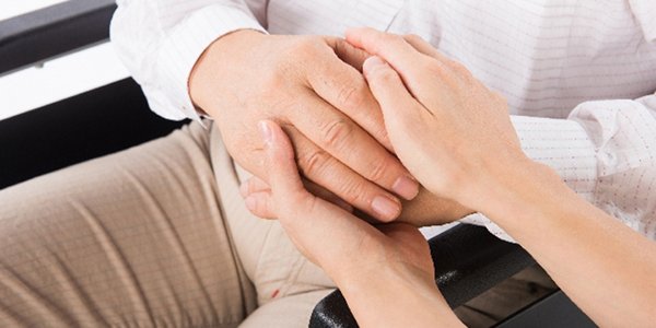 葵訪問看護ステーションナースとリハビリ中のご利用者さま